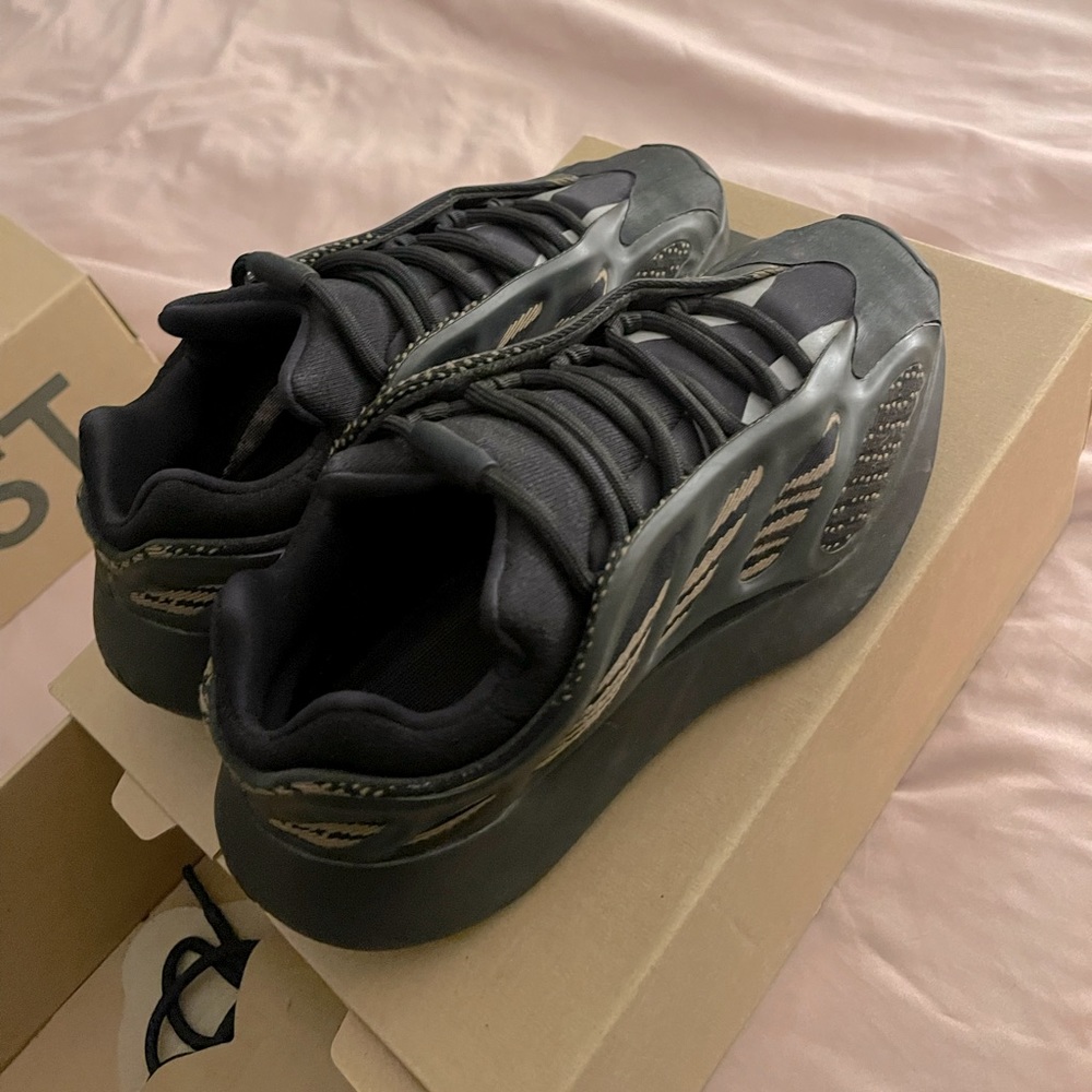 Yeezy 700s Clay brown glow in the dark womens size 8